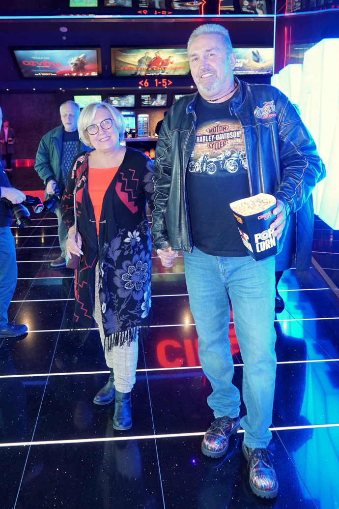 Společnost dělal Kateřině v kině její partner Petr. Ten oblékl světle modré džíny a černou koženou bundu. Nechybí černé tričko s potiskem. 