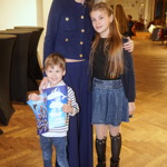 Iveta Vítová vyvedla do kina své dvě děti, dceru Anetku v džínové sukýnce a syna Matýska. 