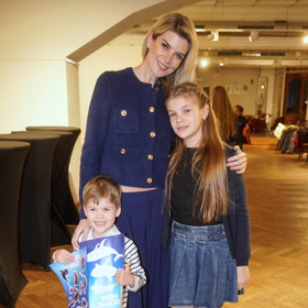 Iveta Vítová vyvedla do kina své dvě děti, dceru Anetku v džínové sukýnce a syna Matýska. 