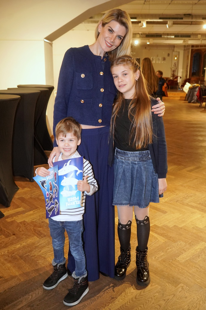 Iveta Vítová vyvedla do kina své dvě děti, dceru Anetku v džínové sukýnce a syna Matýska. 