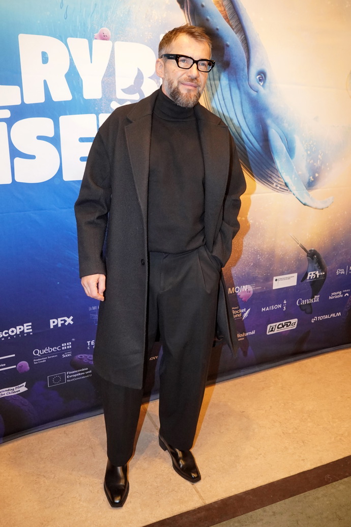 Bořek Slezáček vsadil rovněž na svůj oblíbený černý rolák a černé společenské kalhoty. K tomu oblékl černý splývavý kabát. 