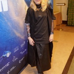 Tereza Ramba předvedla zajímavou variaci na vrstvení. Základem je černá kožená sukně, přes kterou má herečka černé sako a černé tričko ze svého vlastního merche. Nechybí černá čepice a elastické triko s dlouhým rukávem. 