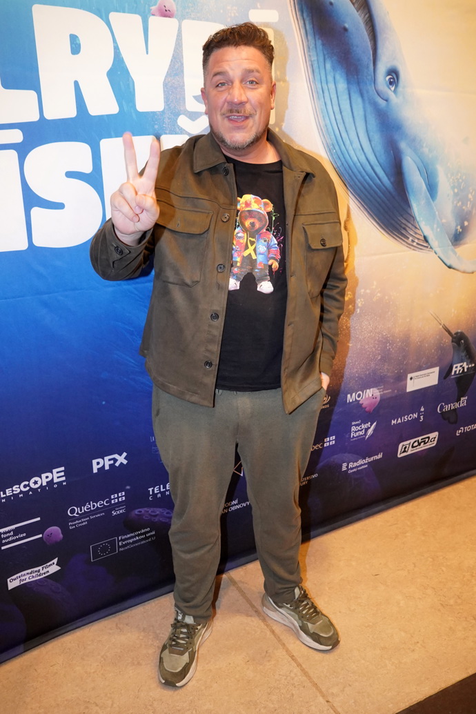 Michal Holán dobře věděl, že jde na pohádku, proto oblékl černé tričko s veselým méďou. K tomu khaki bundu a tón v tónu tenisky. 