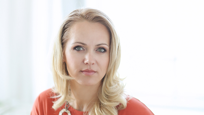 sebevědomá, vážná