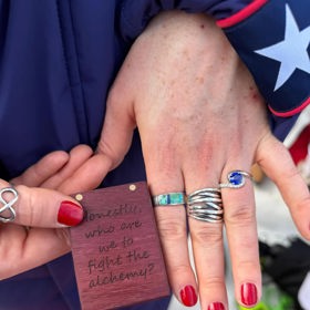 Connor pro ni vybral stříbrný prsten s modrým kamenem.