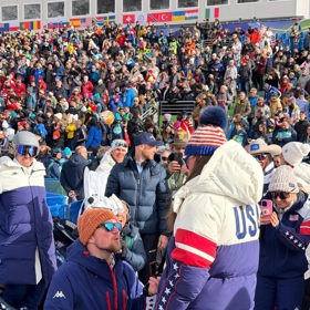Její přítel Connor Watkins před ní poklekl přímo na sněhu.