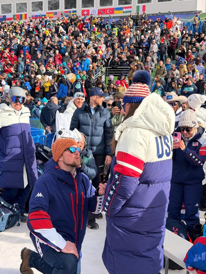 Její přítel Connor Watkins před ní poklekl přímo na sněhu.