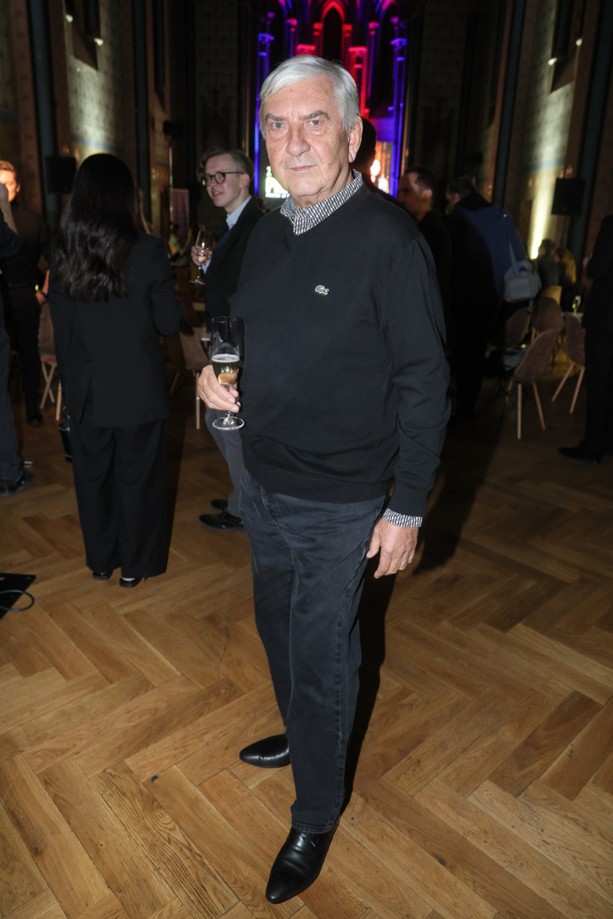 Právě tmavé barvy džíny přizpůsobují i formálnějším událostem.