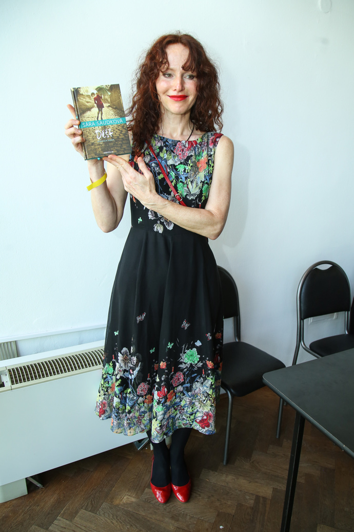 Červené lodičky s uzavřenou špičkou nosí fotografka ráda. 