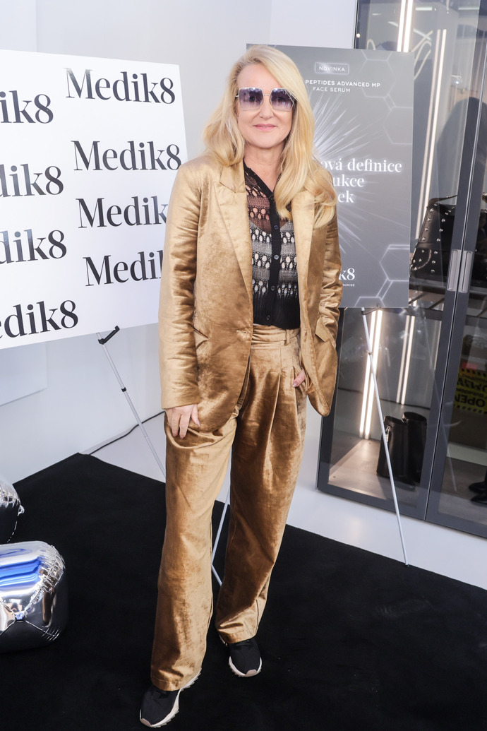 Kousky ze svého šatníku nosí Vendula Pizingerová opakovaně. Sametové sako vynesla spolu s ladícími kalhotami jako kostým s krajkovou halenkou a odlehčený teniskami...