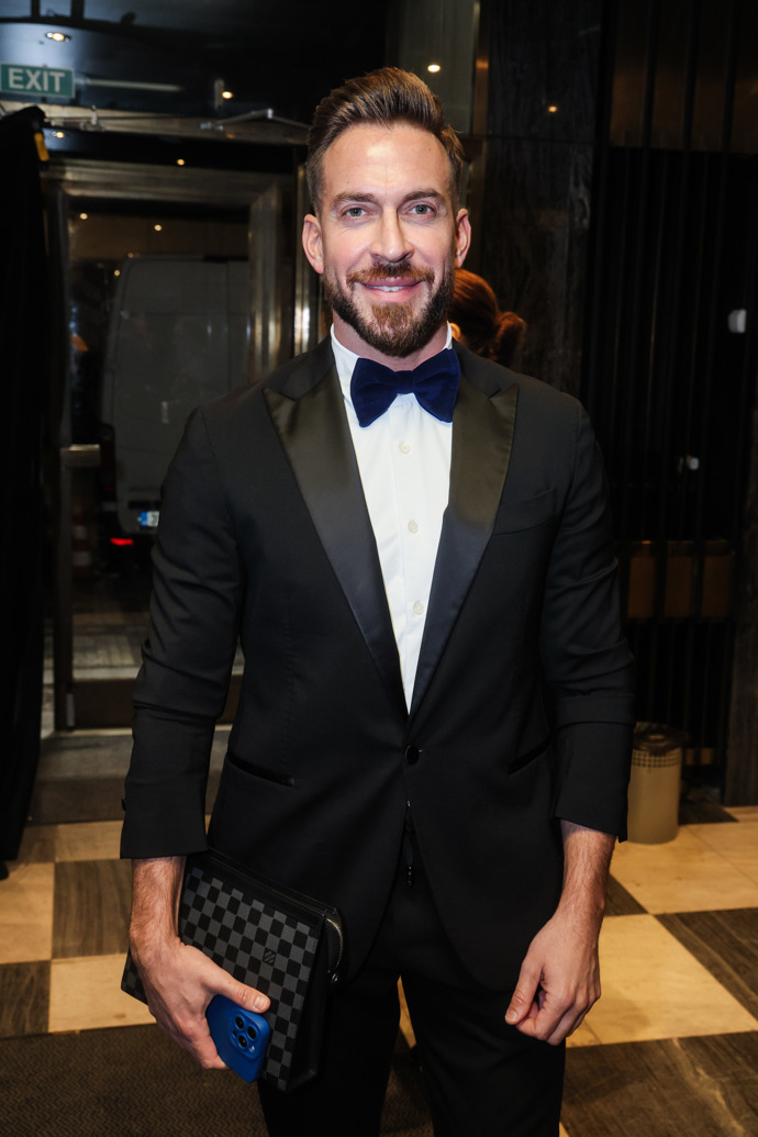 Pravidelně se ve vlasových trendech vzdělává v zahraničí. 