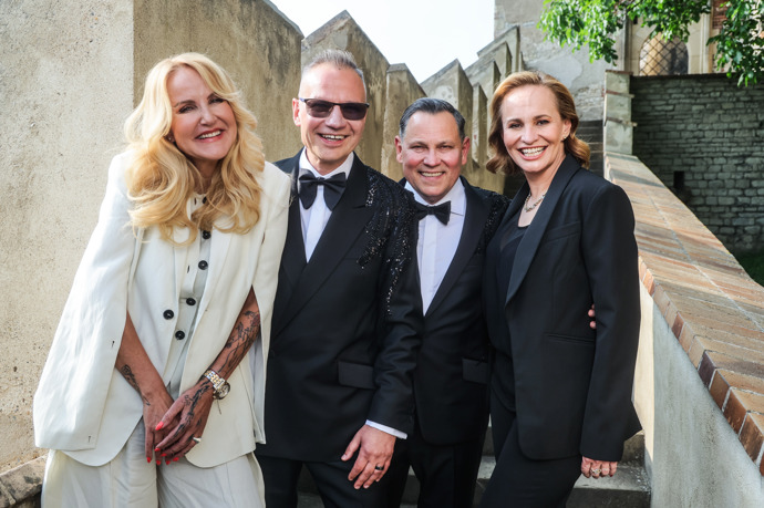 Na loňské svatbě kamarádů Pavla Vítka a Janise Sidovského byla Vendula Pizingerová za dámu v bílé. 