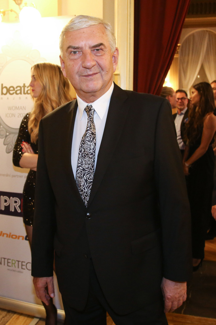 Kromě proužků jsme na něm mohli vidět i vkusný černobílý květinový vzor.