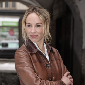 Herečka Petra Hřebíčková sází na kožené bundičky.