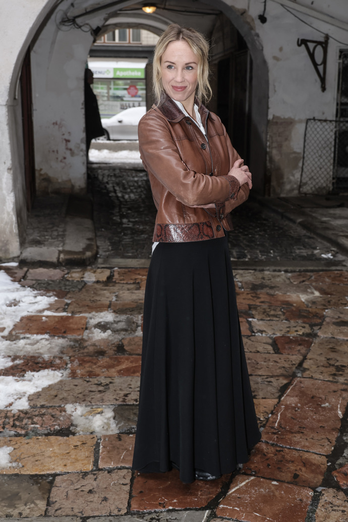 Pokud správně vrstvíte pod i na ně a zkombinujete je s dlouhou sukní jako herečka, zima vám rozhodně nebude.