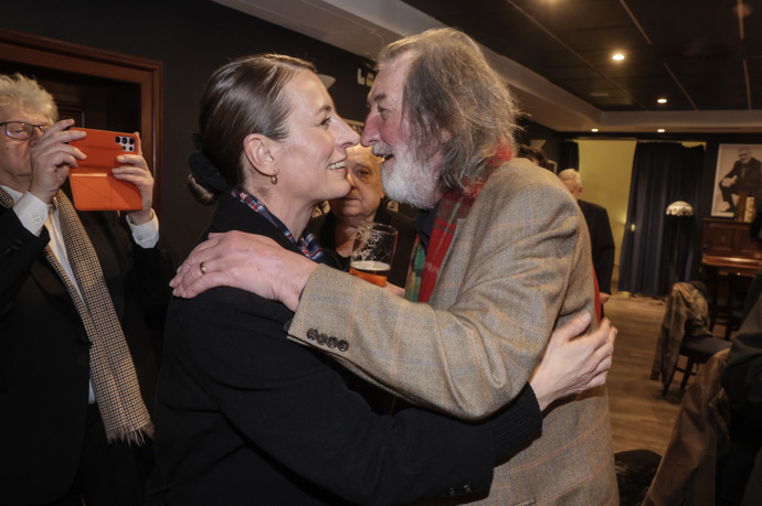 Bolek Polívka se zdravil se svou dcerou Annou Polívkovou. 