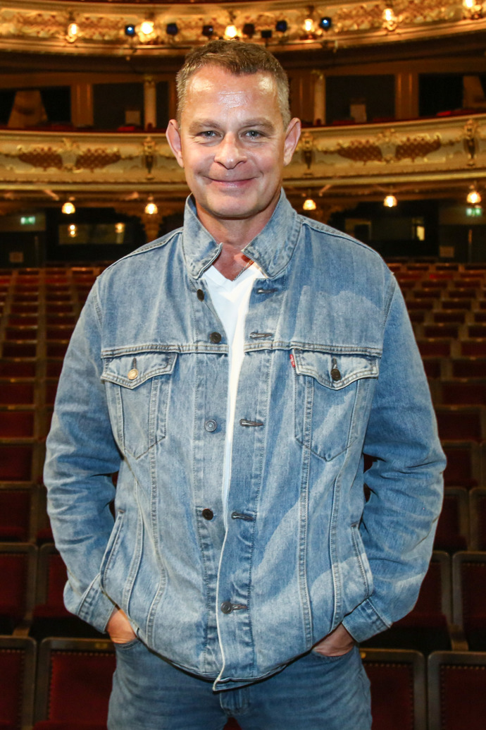 Filip Renč na prknech karlínského divadla. 