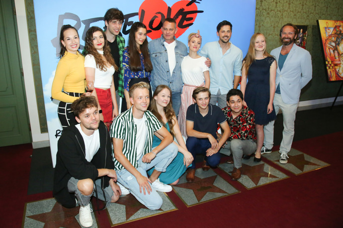 Takhle vypadá mladé obsazení muzikálové verze Rebelové. 