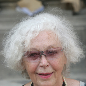 O herečce Jiřině Jiráskové se Květa Fialová také zmiňovala, vadilo jí například, že byla silná kuřačka a že měnila názory. Květa Fialová si zahrála v mnoha filmech i pohádkách, následující snímky jsou z jedné z nich z roku 1995.