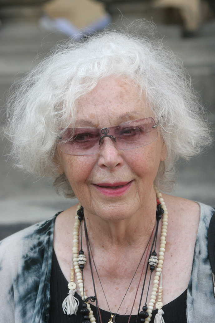 O herečce Jiřině Jiráskové se Květa Fialová také zmiňovala, vadilo jí například, že byla silná kuřačka a že měnila názory. Květa Fialová si zahrála v mnoha filmech i pohádkách, následující snímky jsou z jedné z nich z roku 1995.