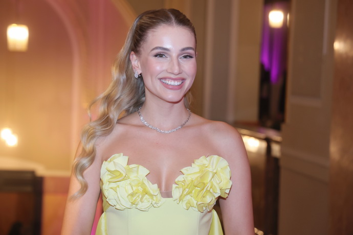 Stylovou alternativou je i tento trendy poloculík s vlnami, který má v oblibě Karolína Mališová.