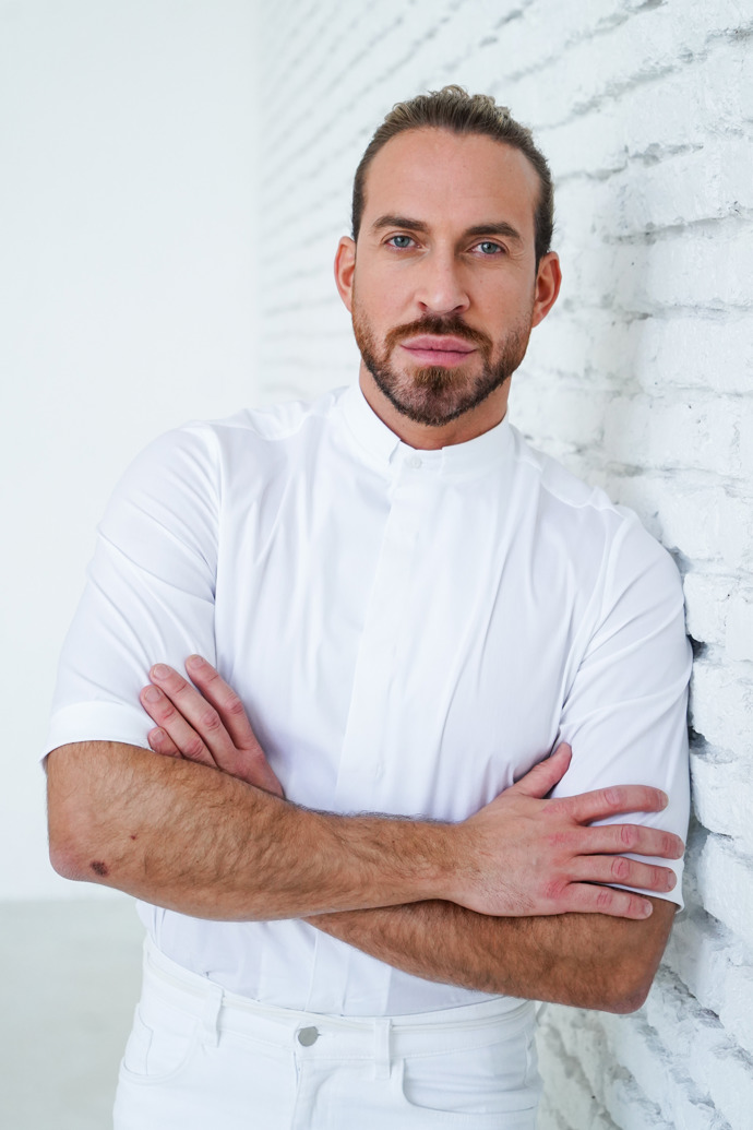 Vlasy jsou velké téma, což Arsov dobře ví. 