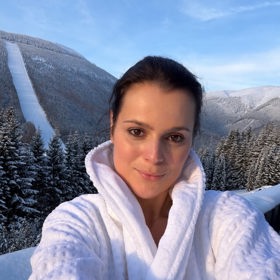 Z hotelového balkonu ve Svatém Petru pak influencerka dojatě sledovala, jak si rodina užívá zimní radovánky.