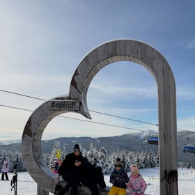 Ornella s dětmi v obřím dřevěném srdci.