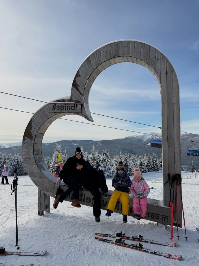 Ornella s dětmi v obřím dřevěném srdci.
