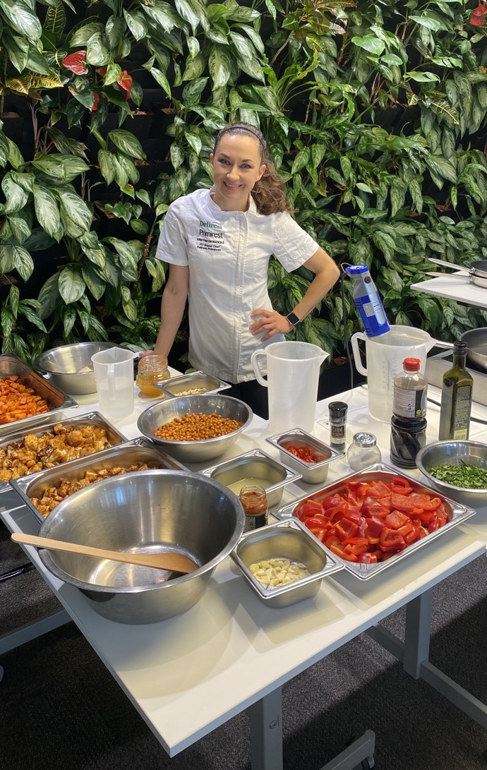 Věnuje se také vaření pro veřejnost a kurzům vaření. 