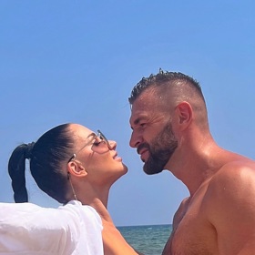 Na cestách za prací ji pravidelně doprovází její současný manžel coby tour manažer.