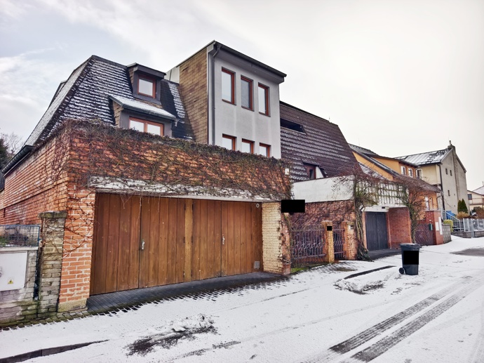 Vše to má být údajně plán jak získat peníze na nový dům v Praze.