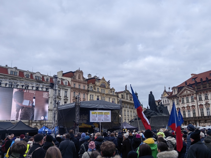 Demonstrace na Staroměstském náměstí. 