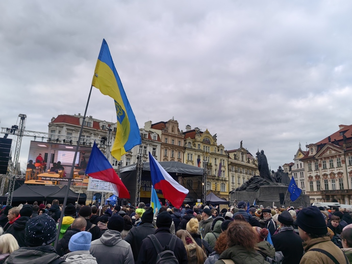 Staroměstské náměstí bylo plné demonstrantů. 