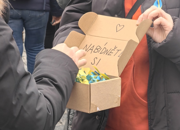 Lidé si nabízeli sladkosti. 