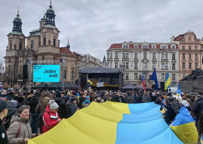 Demonstranti přinesli ukrajinské vlajky. 