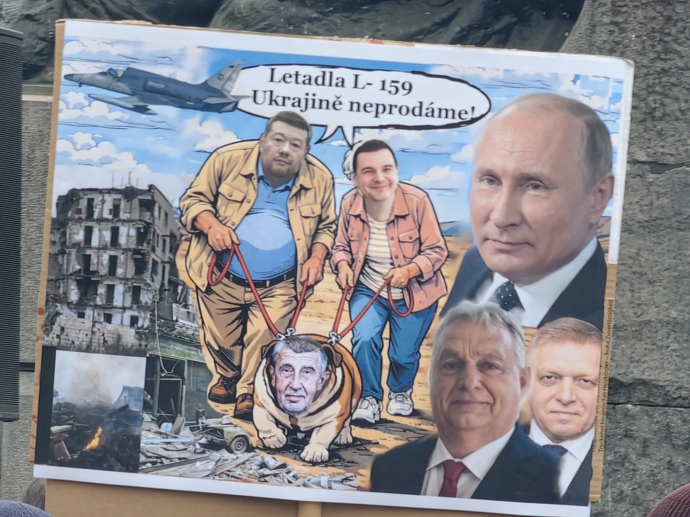 Transparent kritizující některé politiky. 