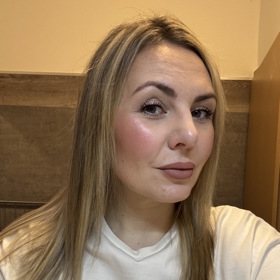 Výsledek s Airstrait od Dysonu je neskutečný. Investice je to větší, ale vzhledem k tomu, že už mám jeden vlasový produkt od Dysonu doma šestým rokem a stále je jako nový bez jediného problému, vím, že tady je to investice do kvality. Pro dámy, které nosí rovné vlasy denně, je to neskutečný pomocník. 