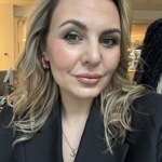 Šéfredaktorka magazínu Lifee.cz vyzkoušela paletku z kolekce KingKylie, kde jsou velmi intenzivní třpytivé stíny. Líčení na snímku vytvořila ve vnějším koutku pomocí odstínu Natural Brunette a přes pohyblivé víčko nanesla odstín Sugar Mint. Se stíny se krásně pracuje a na očích drží velmi dobře. 