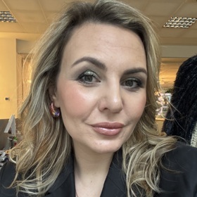 Šéfredaktorka magazínu Lifee.cz vyzkoušela paletku z kolekce KingKylie, kde jsou velmi intenzivní třpytivé stíny. Líčení na snímku vytvořila ve vnějším koutku pomocí odstínu Natural Brunette a přes pohyblivé víčko nanesla odstín Sugar Mint. Se stíny se krásně pracuje a na očích drží velmi dobře. 