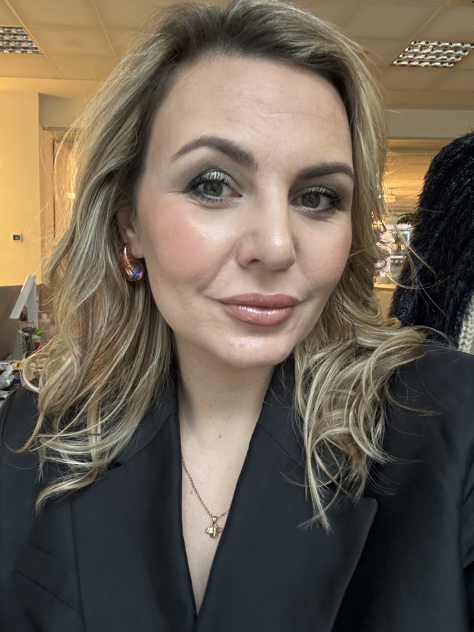 Šéfredaktorka magazínu Lifee.cz vyzkoušela paletku z kolekce KingKylie, kde jsou velmi intenzivní třpytivé stíny. Líčení na snímku vytvořila ve vnějším koutku pomocí odstínu Natural Brunette a přes pohyblivé víčko nanesla odstín Sugar Mint. Se stíny se krásně pracuje a na očích drží velmi dobře. 