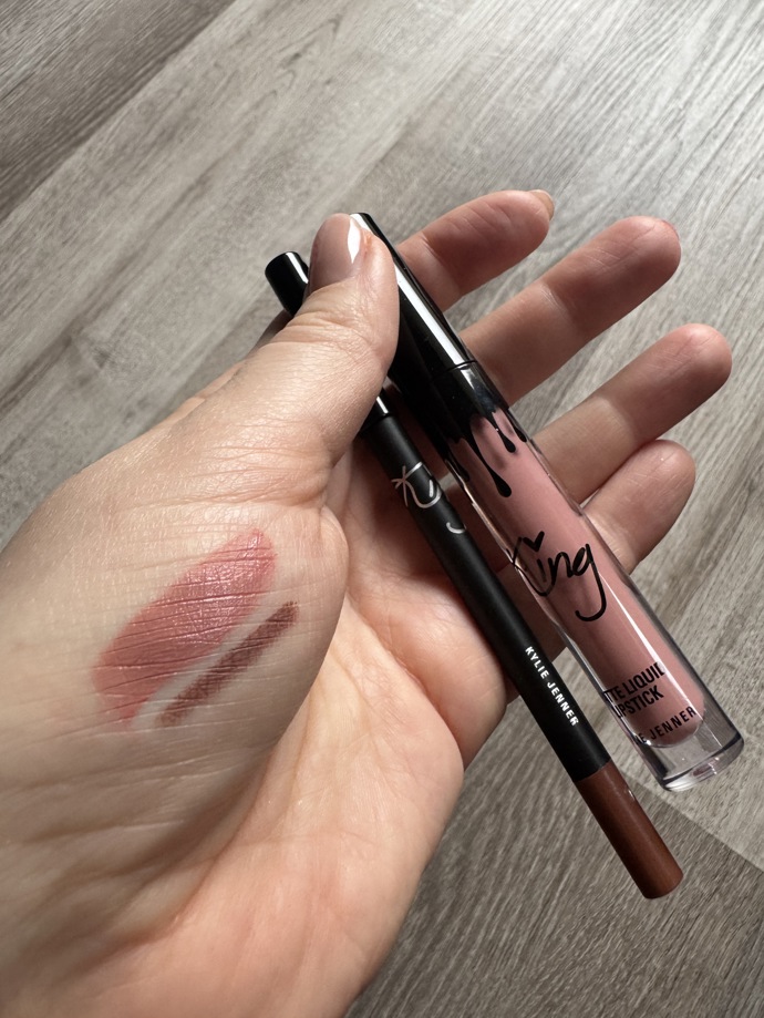 Poprvé po deseti letech od jejich uvedení, se mi do ruky dostal lip kit od Kylie Jenner, který jí pomohl k tomu vydělat si pár milionů dolarů. Byla jsem skeptická, ale řeknu vám, že tenhle produkt je skvělý. Tužka na rty je měkká, sytá a hlavně na rtech drží. Tekutá rtěnka je víceméně klasika, drží, ale maličko ucítíte, že jsou rty "suché". Vyzkoušela jsem odstín Bare.