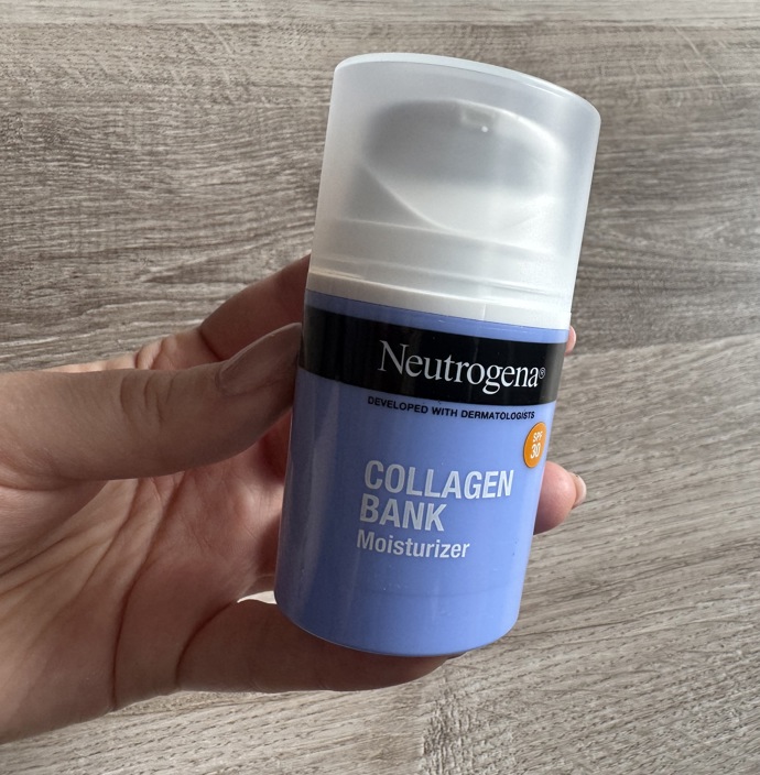 Pro denní ochranu pleti aktuálně používám kolagenový krém od Neutrogeny s SPF30. Na ochranu před sluncem je dobré myslet po celý rok, tedy i v zimě. Jedna pumpička vystačí na celý obličej, krém se vstřebá a nezůstávají žádné bílé fleky, což jsem u některých krémů s SPF zažila. 