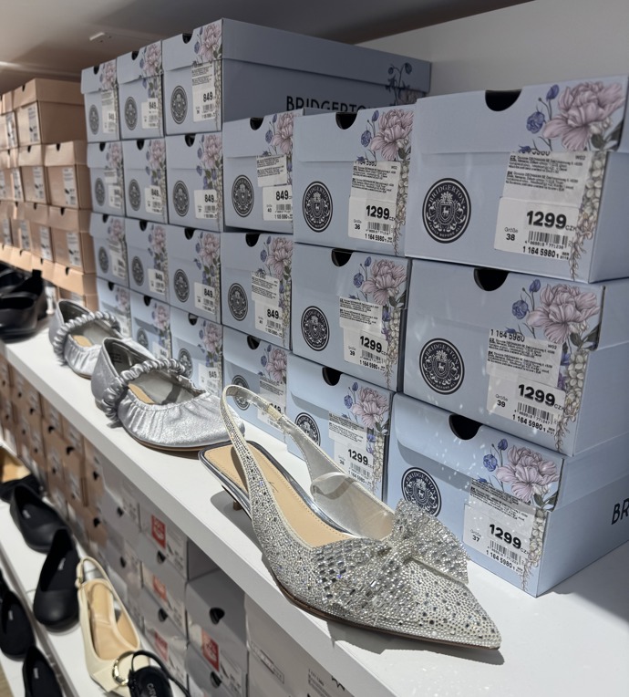 Na prodejně na Zličíně najdete těchto šest párů z kolekce.