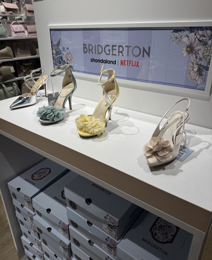 Podívat se na kolekci k seriálu Bridgetonovi jsme se vydali do Deichmannu osobně.