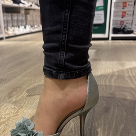 Musíme říct, že krásně sedí na noze a podpatek se nekvedlá. 