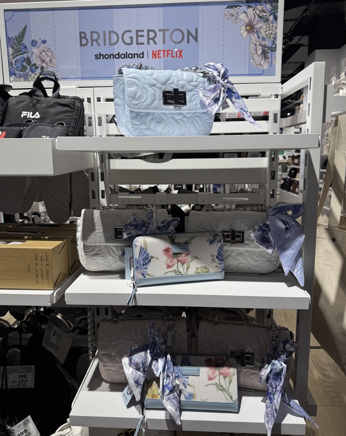 Bridgerton kolekce skýtá i pár kabelek. 