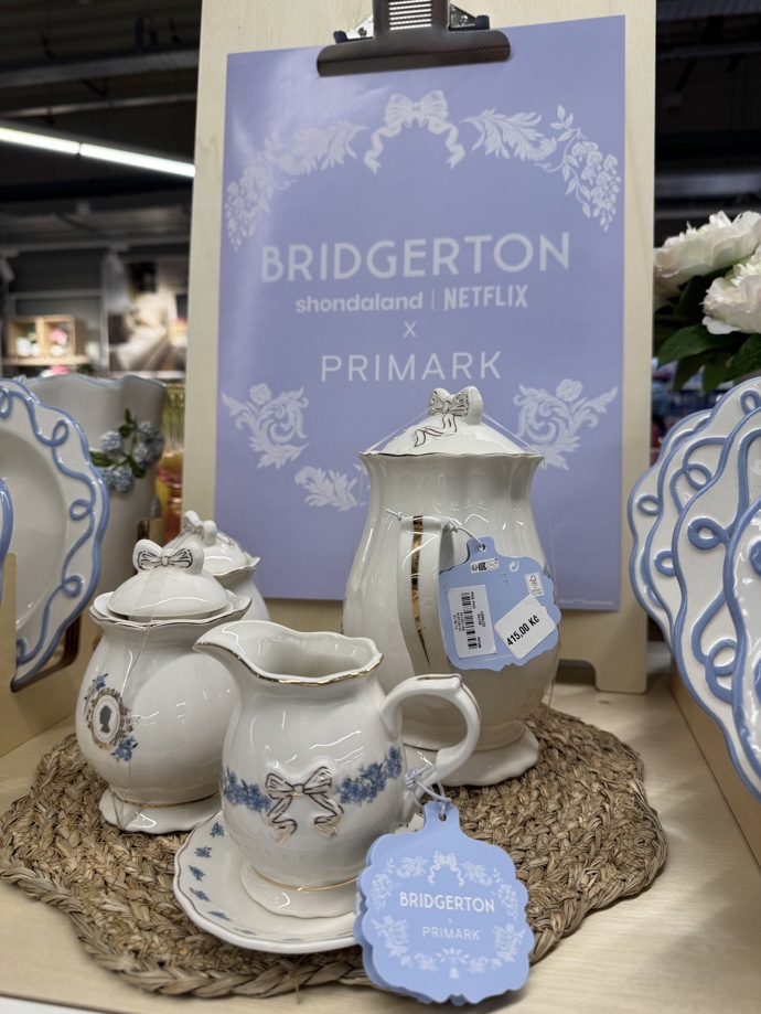 Zde můžete k Bridgertonovým zakoupit čajový set. 