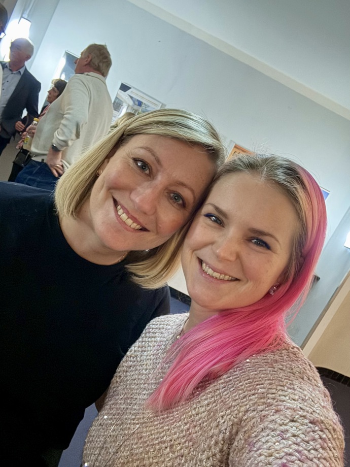 Hance na lekcích aerial hoopu zdárně sekunduje další Belliska Jana.