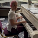 Naučila se hrát na klavír, což ji vždycky lákalo. Vyzkoušet si mohla i nádherné křídlo v hotelu Clarion na Vyšehradě.